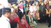 Iriana Jokowi bersama Mufidah Kalla menjajal MRT dari Bundaran HI ke Lebak Bulus.