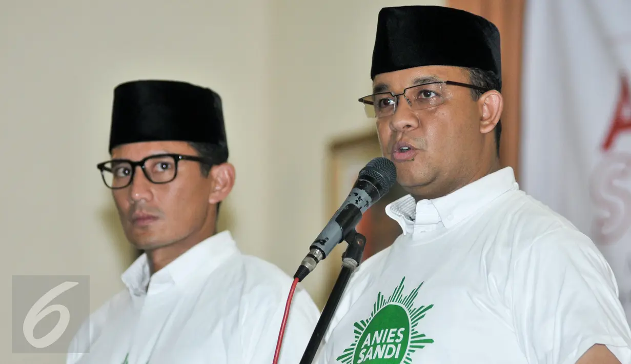 Calon Gubernur DKI, Anies Baswedan memberikan sambutan saat acara Deklarasi Dukungan Relawan MU Jakarta (RMJ) Untuk Anies - Sandi di Gedung Joeang 45, Jakarta Pusat, Selasa (21/3). Anies - Sandi menghadiri acara deklarasi RMJ. (Liputan6.com/Yoppy Renato)