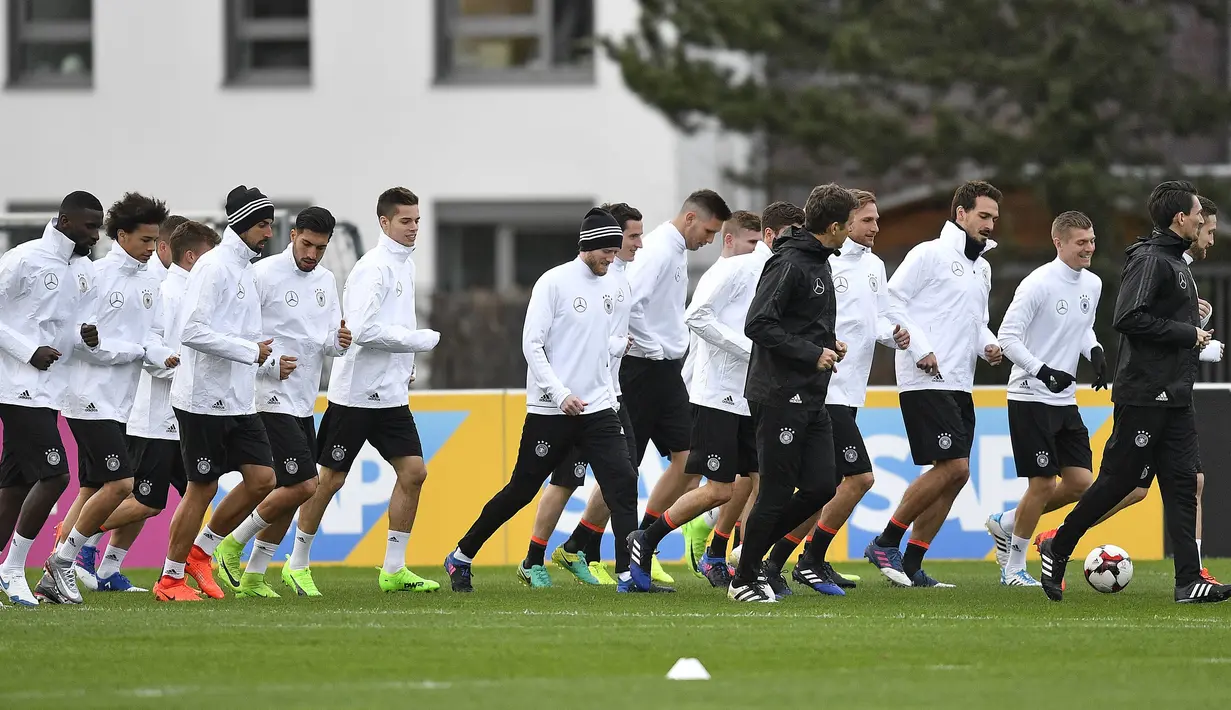 Para pemain timnas Jerman saat melakukan sesi pemanasan pada sesi latihan di Kamen, Jerman (21/03/2017). Jerman akan melawan Inggris pada laga persahabatan di Iduna Park Stadium. (EPA/Friedemann Vogel)