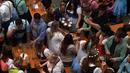 Pengunjung menikmati bir selama Festival Oktoberfest 2019 di sebuah tenda di Munich, Jerman selatan (3/10/2019). Festival bir terbesar di dunia Oktoberfest berlangsung hingga 6 Oktober 2019. (AFP Photo/Christof Stache)