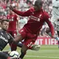 Gelandang Liverpool, Georginio Wijnaldum, berusaha melewati kiper West Ham, Lukasz Fabianski, pada laga Premier League di Stadion Anfield, Minggu (12/8/2018). Liverpool menang 4-0 atas West Ham. (AP/David Davies)