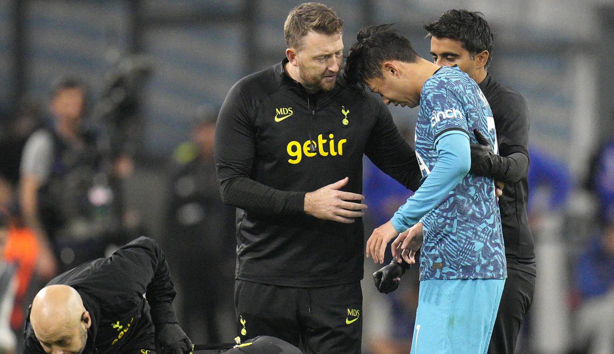 Tottenham Hotspur mengumumkan bahwa Son Heung-min akan menjalani operasi tulang di sekitar mata kirinya. (AP/Daniel Cole)