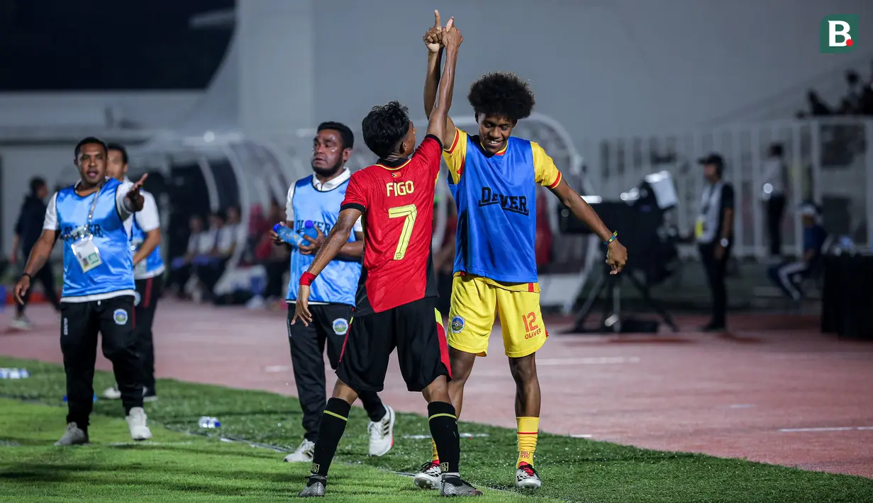 <p>Pemain Timor Leste U-20, Luis Figo melakukan selebrasi bersama kiper cadangan Alexandre Oscar Quintao setelah mencetak gol ke gawang Timnas Indonesia U-20 pada laga Grup F Kualifikasi Piala Asia U-20 2025 di Stadion Madya, Senayan, Jakarta, Jumat (27/09/2024). (Bola.com/Bagaskara Lazuardi)</p>
