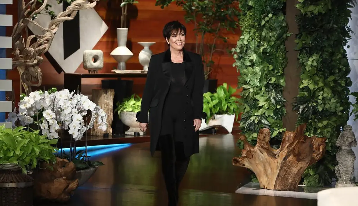 Dalam sebuah siaran radio, Kris ditanya mengenai kebenaran berita soal Tyga adalah ayah kandung Stormi. (instagram/krisjenner)