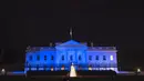 Gedung Putih dihiasi cahaya warna biru untuk menandai Hari Kesadaran Autisme Sedunia atau World Autism Awareness Day, di Washington, DC, Minggu (2/4). Tanggal 2 April adalah Hari Kesadaran Autisme Sedunia. (SAUL LOEB / AFP)
