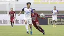 Pemain Persita Tangerang, Edo Febriansyah, menghalangi pergerakan pemain Borneo FC, Terens Puhiri pada laga BRI Liga 1 di Stadion Pakansari, Bogor, Sabtu (10/2/2021). (Bola.com/M Iqbal Ichsan)