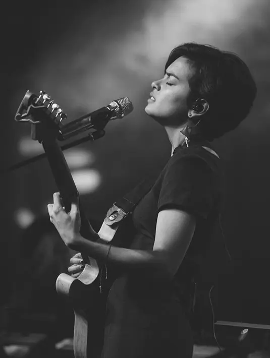 Meski sekarang ini potongan rambutanya terbilang sangat pendek, namun Eva Celia selalu berhasil menunjuka penampilannya yang seksi. Terlebih dengan warna kulitnya yang eksotis dan pastinya cukup menggoda. (Instagram/evacelia)