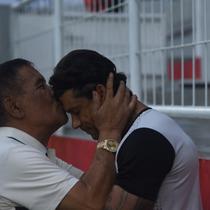 Umuh Muchtar (kiri) mengecup kening Ciro Alves jelang pertemuan antara Malut United kontra Persib Bandung dalam lanjutan BRI Super League 2025/2026. (Bola.com/Erwin Snaz)