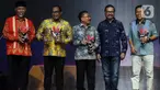 CEO Kapanlagi Youniverse (KLY) Steve Christian (kedua kanan) foto bersama peraih penghargaan Merdeka Award 2023 kategori Program Desa Wisata di SCTV Tower, Jakarta, Rabu (30/8/2023). (merdeka.com/Imam Buhori)