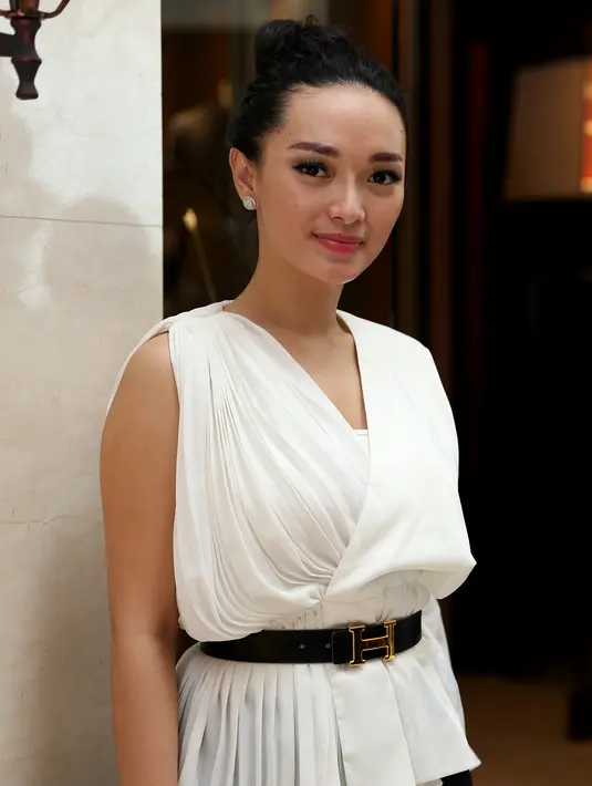 Wanita 25 tahun ini bahkan menyatakan kedua keluarga sudah sangat akrab dan Rian sendiri merupakan pribadi yang memenuhi kriterianya sebagai imamnya kelak. Kapan pun keluarga Rian siap untuk meminangnya, Zaskia akan bersedia. (Andy Masela/Bintang.com)