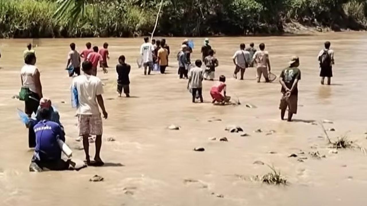 Warga Grobogan ramai-ramai turun ke sungai