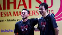 Mohammad Ahsan dan Hendra Setiawan sangat emosional ketika menjalani Moment of Honor The Daddies di Indonesia Masters 2025 di Istora GBK, Jakarta, Minggu (26/1/2025). (Bola.com/Bagaskara Lazuardi)