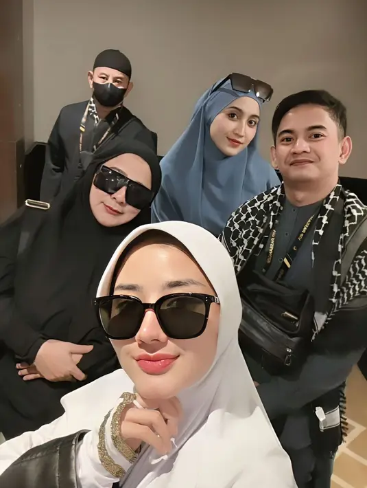 Selain hijab mukena hitam bermotif emas, pemilik nama lengkap Ghalia Robyul Adawiyah ini juga mengenakan hijab putih tulang, dipadukan dengan kacamata hitam. (Liputan6.com/IG/@gheayoubi)