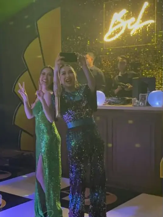 Tidak bersama keluarga, BCL juga merayakan momen spesialnya bersama teman dalam sebuah pesta [@ebby.adjid]