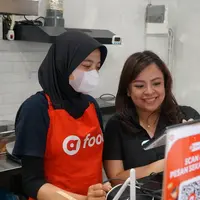 Ester Verawati, seorang pengemudi wanita airasia ride dan Nelly Purnomo pemilik dari usaha kuliner Momokino yang merupakan salah satu mitra merchant airasia food