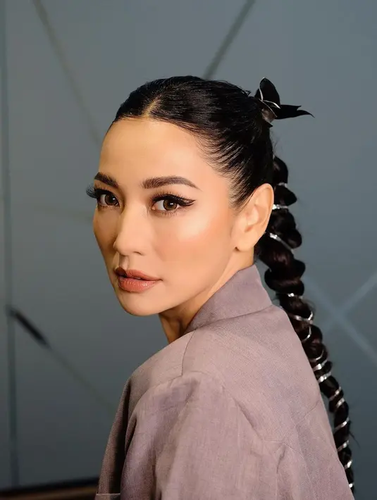 Cantiknya potret Hesti secara close up dengan makeup bold yang menonjolkan area matanya. Ia mengenakan blazer abu-abu dengan makeup bold; winged-eyeliner, serta tatanan rambut sleek yang clean. [Foto: Instagram/hestipurwadinata]