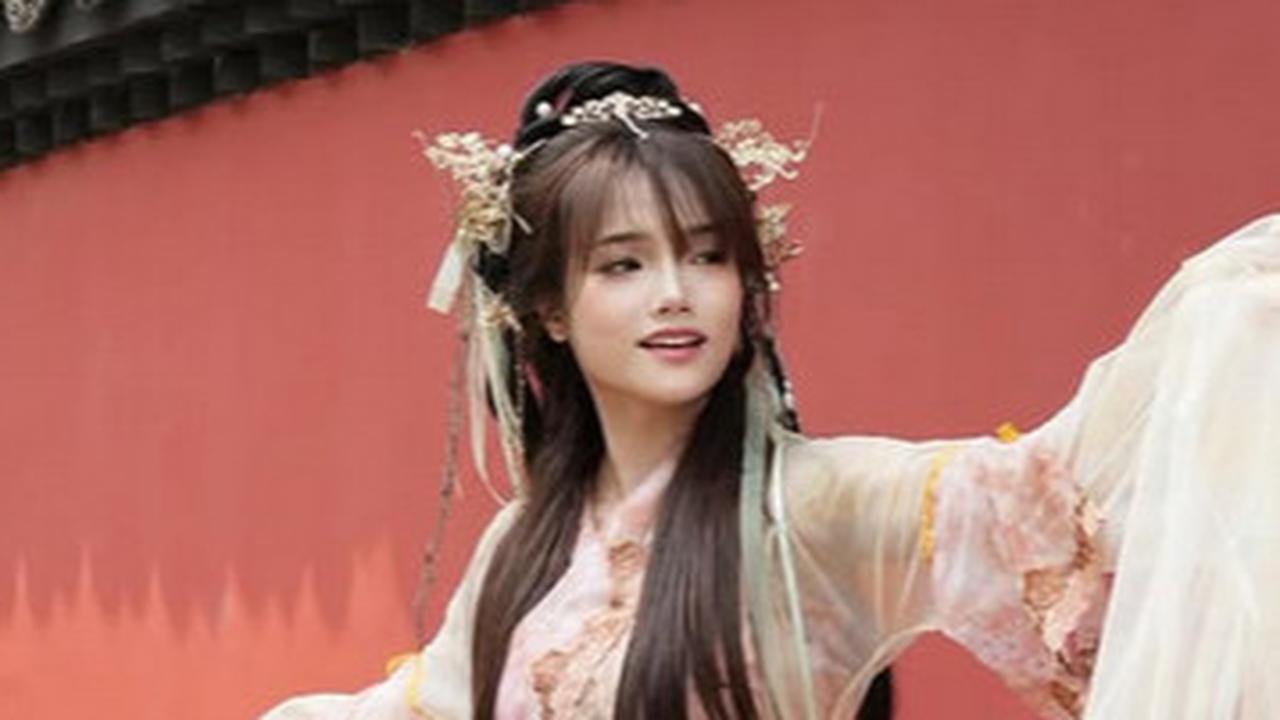 5 Potret Cantik Fuji Pakai Hanfu di China, Anggun Bak Putri Negeri Dongeng