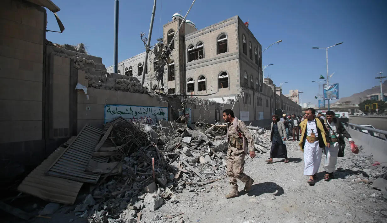 Warga Yaman memeriksa kerusakan yang terjadi akibat serangan udara di kompleks kepresidenan, di Sanaa, Yaman (7/5). Akibat serangan ini sedikitnya enam orang tewas dan sekitar 30 orang terluka. (AP Photo/Hani Mohammed)