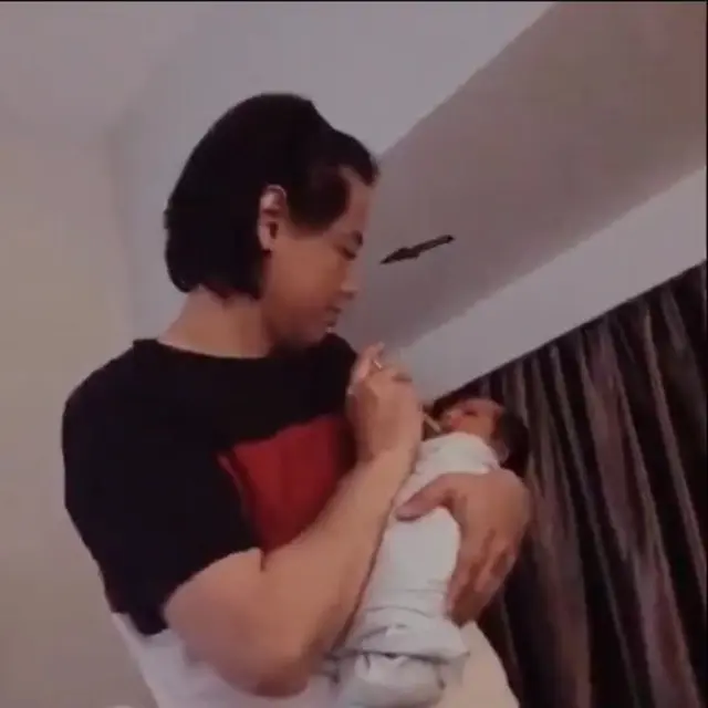 6 Momen Roger Danuarta Momong Baby Shaquille, Penuh Kehangatan