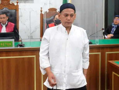 Terdakwa kasus pembunuhan anak kandung dan penganiayaan istri, Rizky Noviyandi Achmad (31) usai menjalani sidang di Pengadilan Negeri (PN) Depok, Jawa Barat, Senin (17/7/2023). PN Kota Depok menunda sidang putusan atau vonis atas terdakwa karena dua hakim anggota masih cuti dan sakit. (merdeka.com/Arie Basuki)