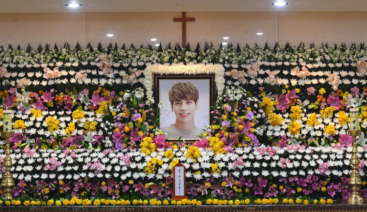 Foto Jonghyun SHINee terpampang di tengah rumah duka tempat jenazahnya disemayamkan di Seoul Asan Hospital, Korea Selatan, Selasa (19/12). Jonghyun SHINee  akan dimakamkan pada Kamis (21/12) mendatang, pukul 09.00 waktu setempat. (CHOI Hyuk/pool/AFP)