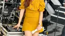 Lia Amelia cukup sering mengunggah gaya OOTD melalui akun Instagram pribadinya. Penampilannya dengan simple dress berwarna kuning ini membuatnya tampak lebih cerah dan menawan. (Liputan6.com/IG/@lyia_tm)