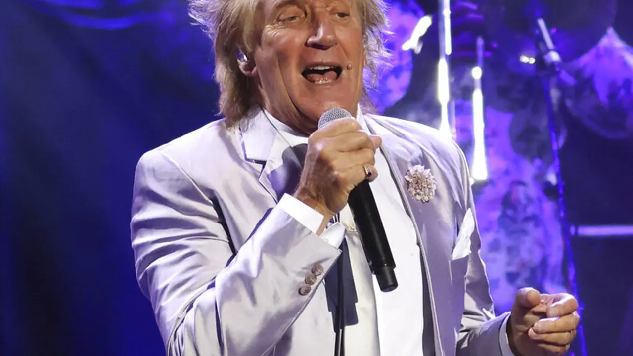 FOTO: Aksi Panggung Rod Stewart di Konser Amal Pedui Kanker Prostat