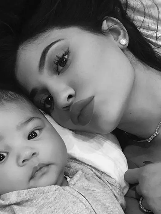 Dalam foto ini, Stormi baru saja berusia 7 minggu. Sudah mengerti selfie ya! (instagram/kyliejenner)