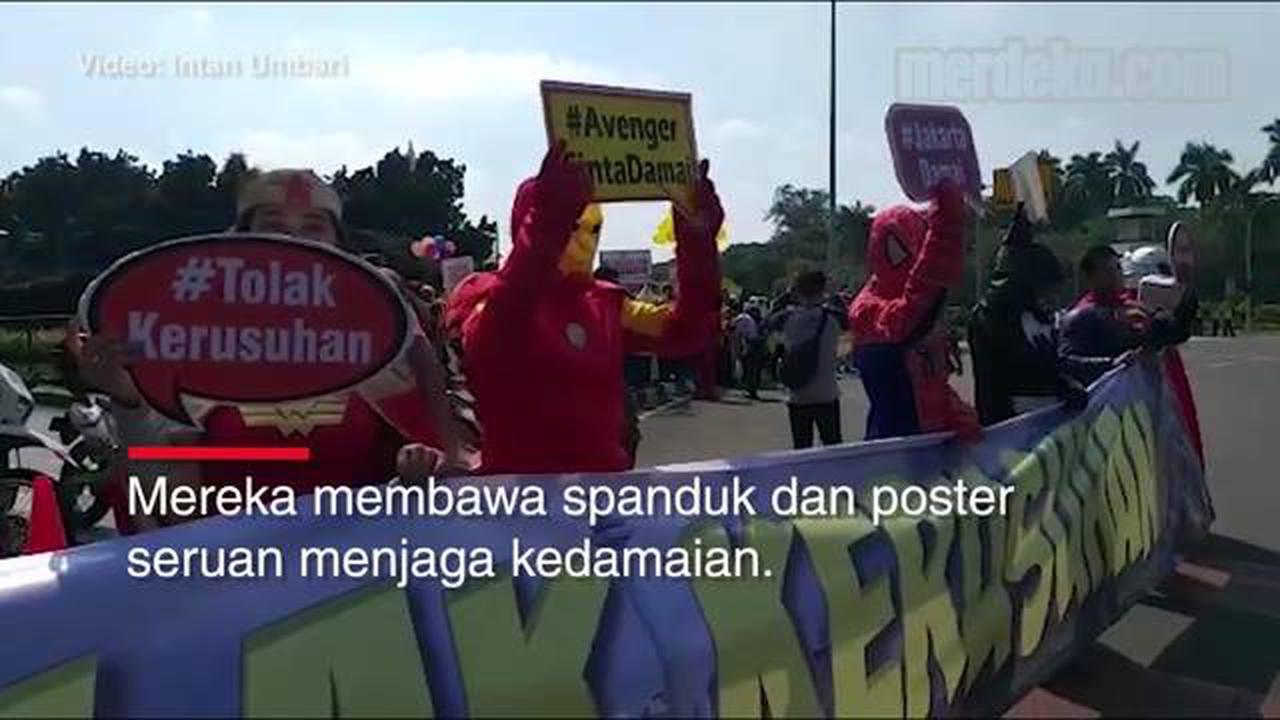 VIDEO : Aneka Karakter Superhero hingga Ondel-ondel Warnai Sidang MK