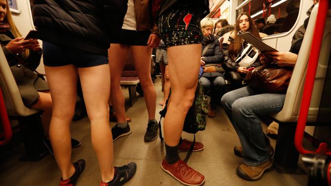 Seorang peserta mengambil bagian dalam acar tahunan No Pants Subway Ride di Praha, Republik Ceko pada Minggu (12/1/2020). New York menjadi kota pertama yang menghajat acara naik kereta tanpa celana ini sejak tahun 2002. (AP Photo/Petr David Josek)
