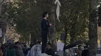 Wanita misterius di tengah aksi demo di Iran. (BBC/AP)