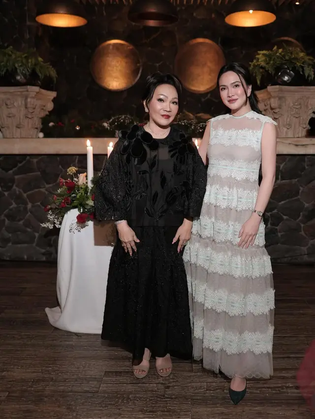 Shandy Aulia saat Ibadah Natal bersama ibundanya. [@shandyaulia]