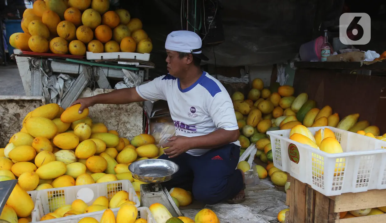 Timun suri saat ini dijual dengan harga Rp 7 ribu hingga Rp 15 ribu. (Liputan6.com/Johan Tallo)