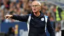 Pelatih Leicester City, Claudio Ranieri mengintruksikan para pemainnya saat melawan Barcelona di International Champions Cup di Friends Arena, Stockholm, Swedia, (4/8). Barcelona menang atas Leicester dengan skor 4-2. (AFP PHOTO/Jonathan Nackstrand)