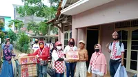 Relawan Solmet membagikan sejumlah paket sembako untuk terdampak Covid-19 di Jakarta. (Istimewa)