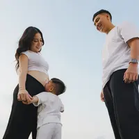 Nikita Willy baru saja mengumumkan kehamilan anak keduanya. Dalam beberapa potret yang diunggah, Nikita Willy tampil kompak dengan Issa, anak pertamanya mengenakan outfit berwarna putih dan hitam. [Foto: Instagram/nikitawillyofficial94]