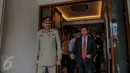Jenderal Rashad Mahmood (kiri) bersama Menkopolhukam Wiranto (kanan) berbincang usai pertemuan tertutup di Kemenkopolhukam, Jakarta, Selasa (20/9). Rashad Mahmood juga beri ucapan selamat kepada Wiranto sebagai Menkopolhukam. (Liputan6.com/Faizal Fanani)