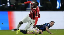 Pemain AC Milan, Yunus Musah (kiri) berebut bola dengan pemain Inter Milan, Hakan Calhanoglu pada laga final Piala Super Italia 2024/2025 yang berlangsung di Al-Awwal Park, Riyadh, Arab Saudi, Senin (06/01/2025) waktu setempat. (AP Photo/Altaf Qadri)