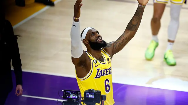 Selebrasi LeBron James usai melewati rekor Kareem Abdul Jabbar