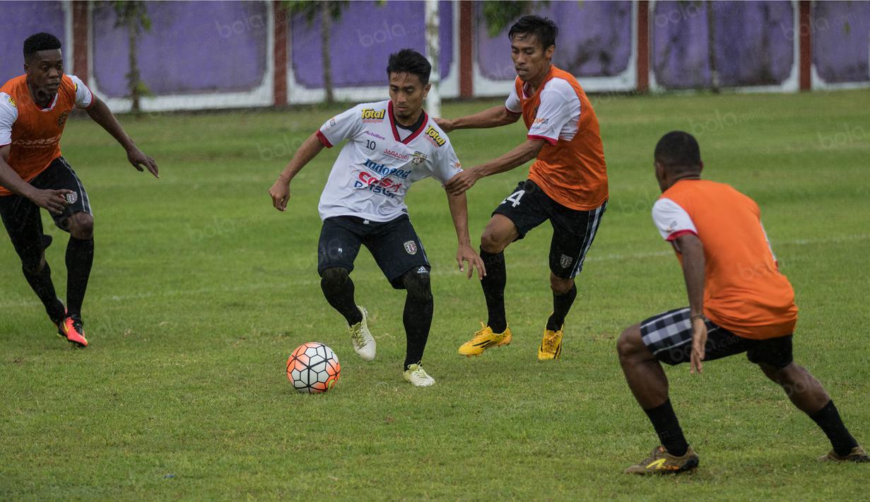 Gelandang Bali United, M Taufiq, berebut bola dengan Fadil Sausu saat latihan jelang laga Piala Presiden 2017 melawan Barito Putera di Lapangan Banteng, Bali, Kamis (16/2/2017). (Bola.com/Vitalis Yogi Trisna)