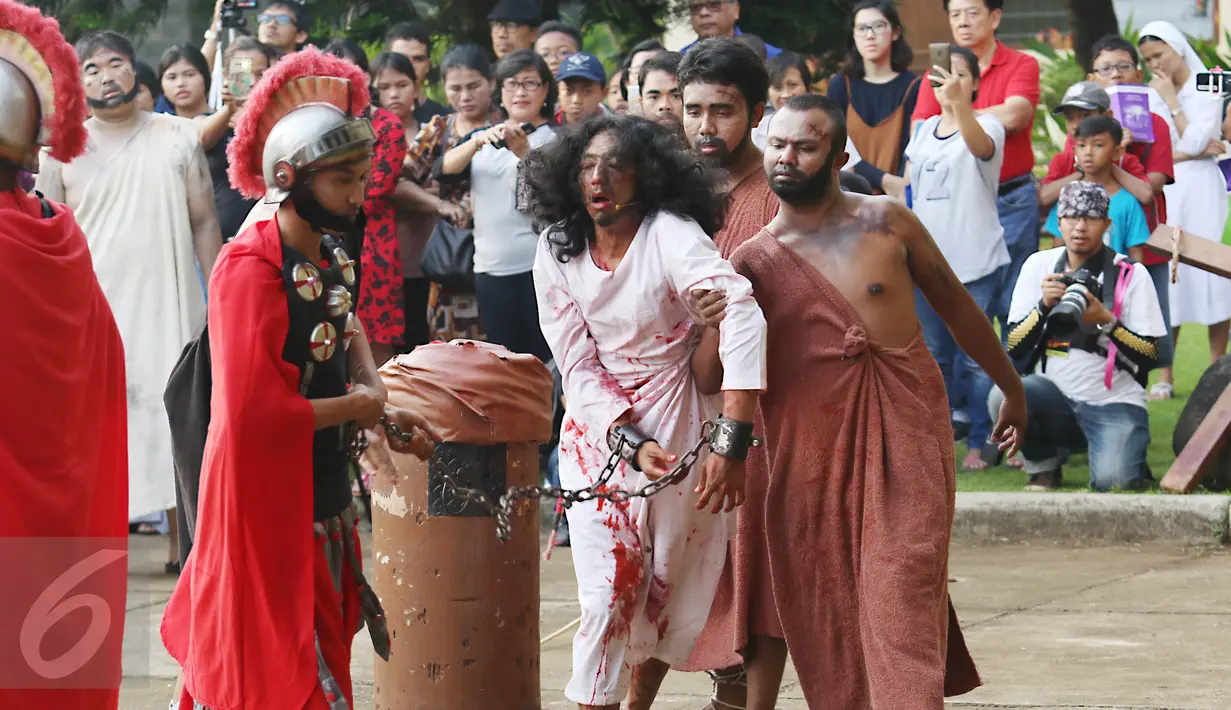 Adegan yang menceritakan Yesus dibawa pasukan Romawi yang diperagakan dalam drama teatrikal Jalan Salib (Tablo) saat perayaan Paskah di Gereja St Matius Penginjil Bintaro, Jumat (14/4). (Liputan6.com/Angga Yuniar)