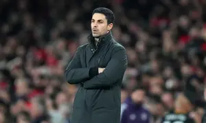 Manajer Arsenal, Mikel Arteta, berdiri di tepi lapangan saat pertandingan Liga Inggris melawan Manchester United di Emirates Stadium, Minggu (25/1/2026). (AP Photo/Kirsty Wigglesworth)