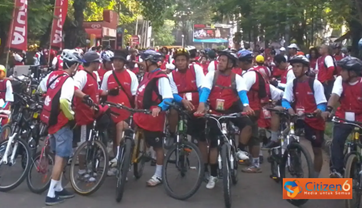 Citizen6, Kota Tua: Ratusan orang bersepeda sambil mengenal sejarah kota tua sambil menikmati kuliner nusantara dalam acara Bike to heritage Festival Kuliner Nusantara, Minggu (27/5). (Pengirim: Irwan Aprianto)