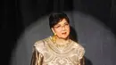 Titiek Puspa punya pesona glamor dengan lipstik merah glossy dan rambut pendek. Berbalut gaun berpayet emas dan anting gantung emas [@titiekpuspa_official]