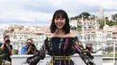 Erika Karata berpose saat tiba menghadiri pemutaran film "Asako I & II (Netemo Sametemo)" selama Festival Film Cannes ke-71 di Prancis selatan (15/5). Erika merupakan aktris 20 tahun asal Jepang. (AFP Photo/Anne-Christine Poujoulat)
