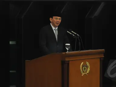 Gubernur DKI Basuki Tjahaja Purnama memberikan jawaban atas pandangan fraksi-fraksi DPRD DKI Jakarta Raperda tentang RAPBD Tahun Anggaran 2015 di Gedung DPRD DKI, Jakarta, Selasa (20/1/2015). (Liputan6.com/Herman Zakharia)