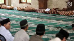 Jenazah korban kecelakaan Tanjakan Emen di Kabupaten Subang dijajarkan untuk disalatkan di Masjid RSUD Tangsel, Ciputat, Minggu (11/2). Pihak RS memberi keleluasan kepada keluarga korban jika ingin melakukan pemakaman sendiri. (Liputan6.com/Fery Pradolo)