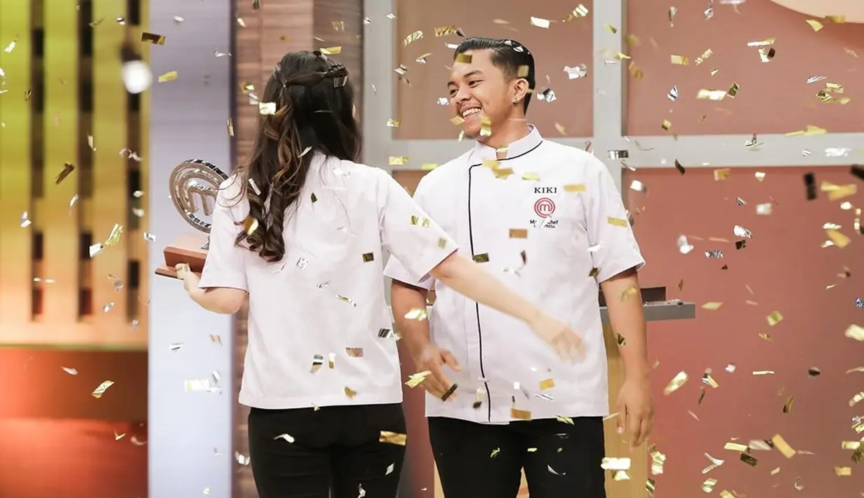 Saling dukung dan saling bantu satu sama lainnya, Kiki masih membantu Belinda memotong daging saat grand final pertama, Sabtu (25/11/2023) meski sedang bersaing. Rupanya aksi Kiki tersebut jadi perbincangan netizen. Alih-alih mengomentari aksi Kiki yang membantu Belinda, netizen justru menyerang dan mengomentari Belinda karena tak bisa memotong daging, apalagi sudah final. (Liputan6.com/IG/@kiki.mci11)