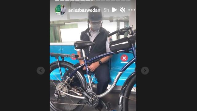 Gubernur DKI Jakarta Anies Baswedan membawa sepeda ke dalam MRT. (instagram Anies Baswedan).