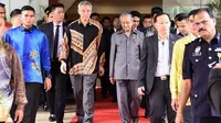 Perdana Menteri Singapura Lee Hsien Loong (kiri) dan rekannya dari Malaysia Mahathir Mohammad (kanan) bertemu di Putra Jaya (AFP)
